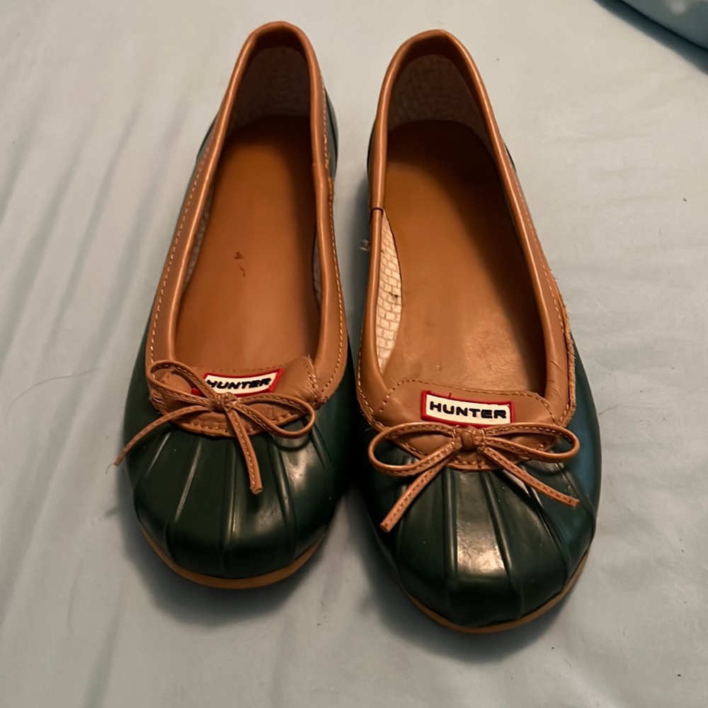Womens size 9 Hunter flats green